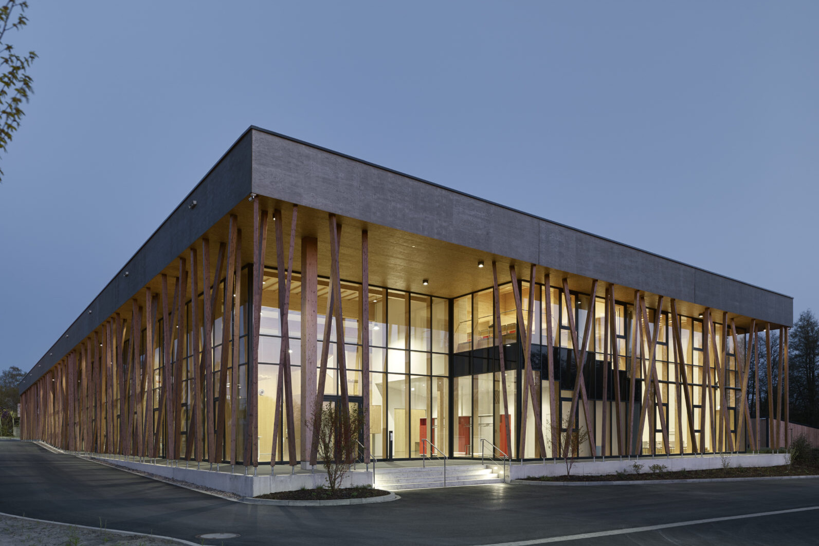 Jowat Detmold Holzbau Industrie_brandschutz plus eberl-pacan brandschutzplaner_Perspektive Nacht_(c)Züblin Timber-Stefan Müller(1)