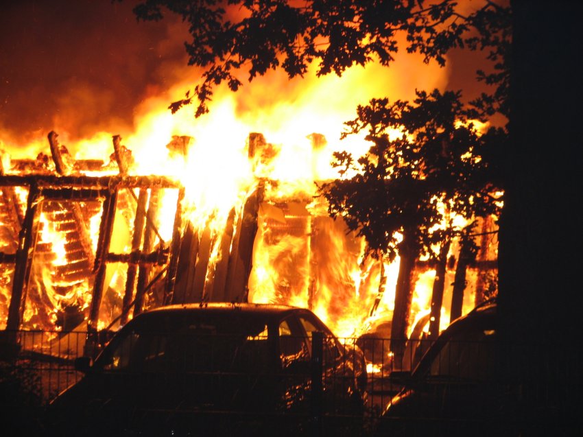 Brand von fuenf Mehrfamilienhaeusern in Delmenhorst