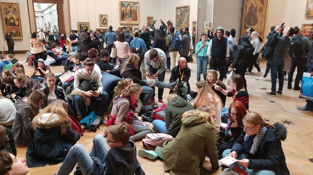 Kulturbauten als Brandschutzaufgabe: Auch in Ausstellungsräumen von Museen wie hier im Louvre in Paris ist mit der gleichzeitigen Anwesenheit vieler Menschen zu rechnen. (Quelle: Reinhard Eberl-Pacan)