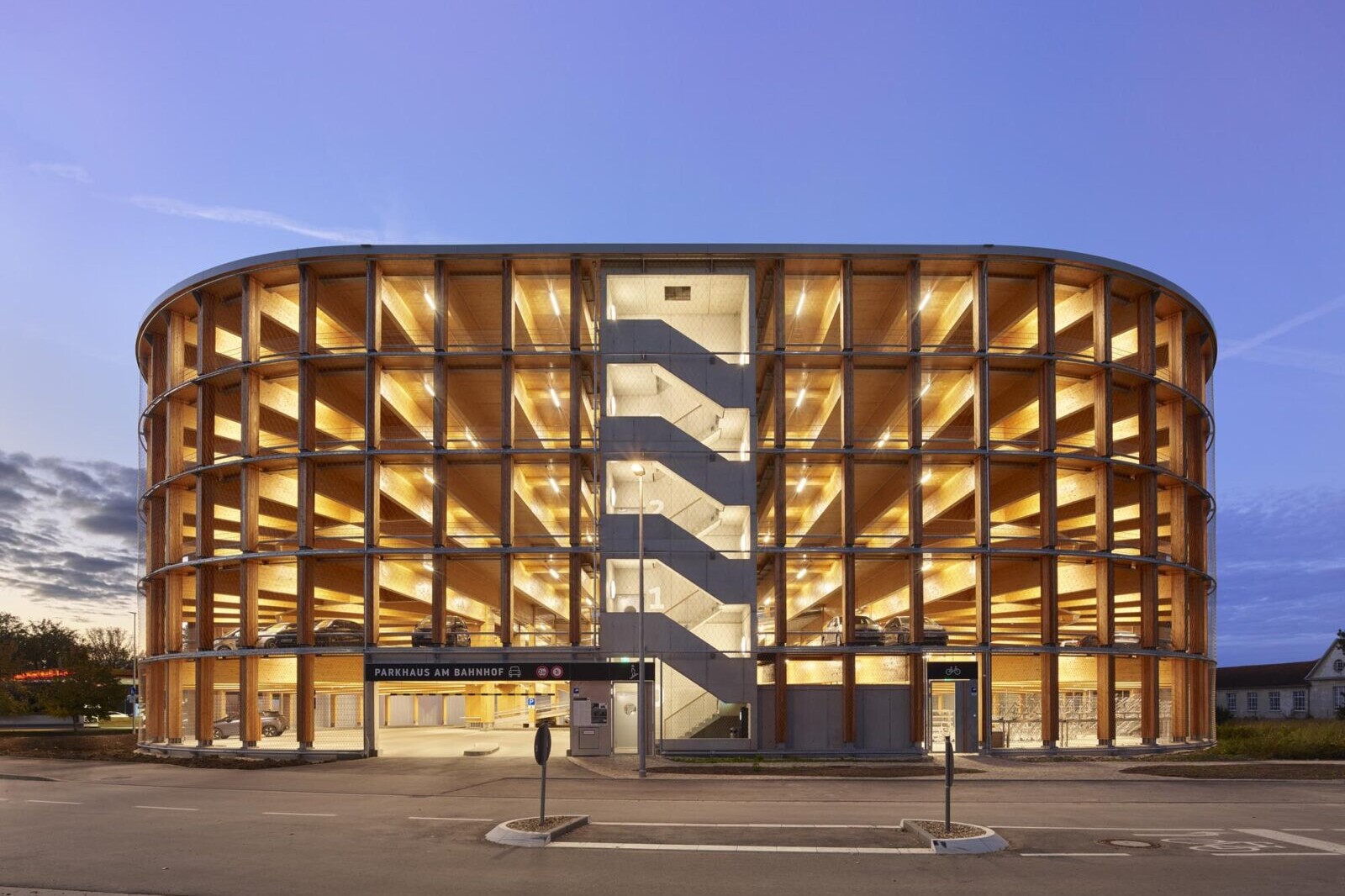 Das Parkhaus beim Anbruch der Morgendämmerung © Roland Halbe