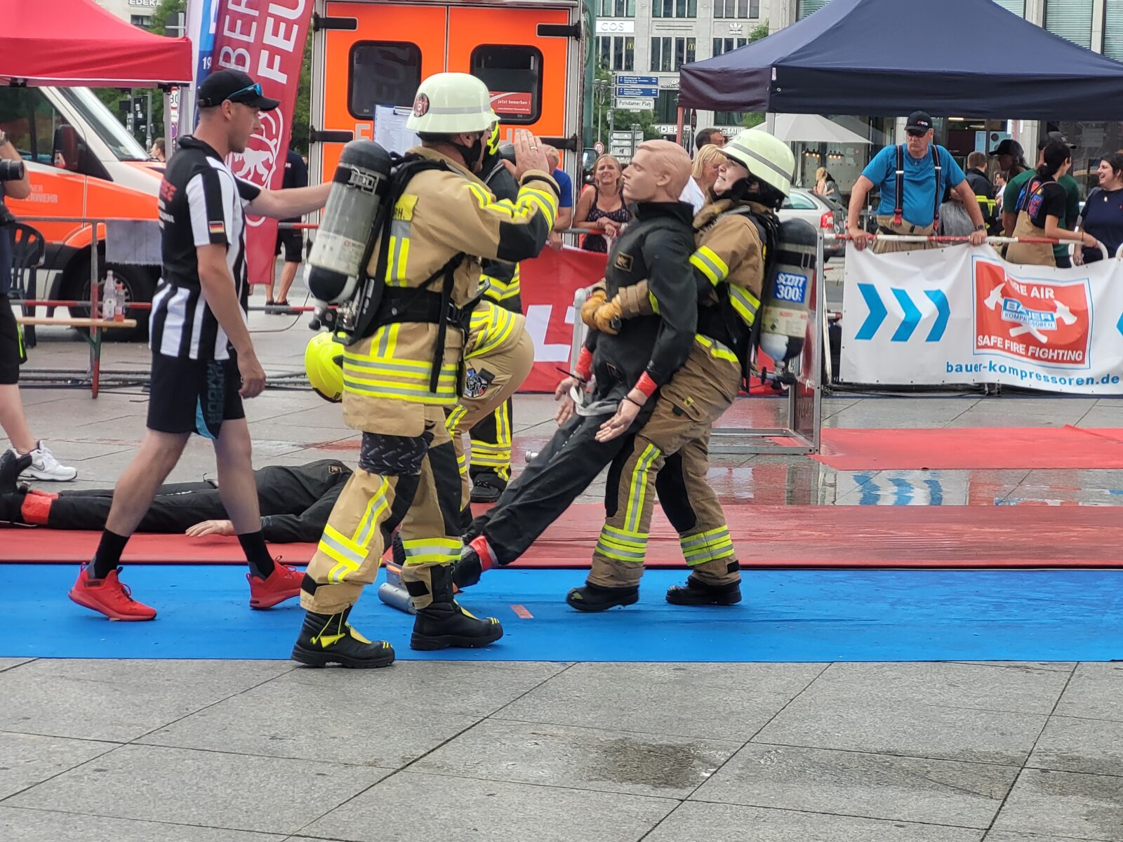 Ziehen des Rescue Dummys bei der Firefighter Combat Challenge Germany