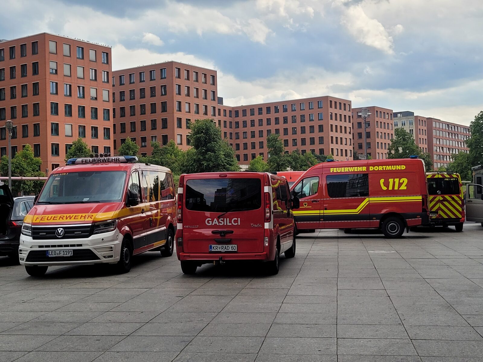 Einsatzfahrzeuge von Teilnehmern der Firefighter Combat Challenge Germany